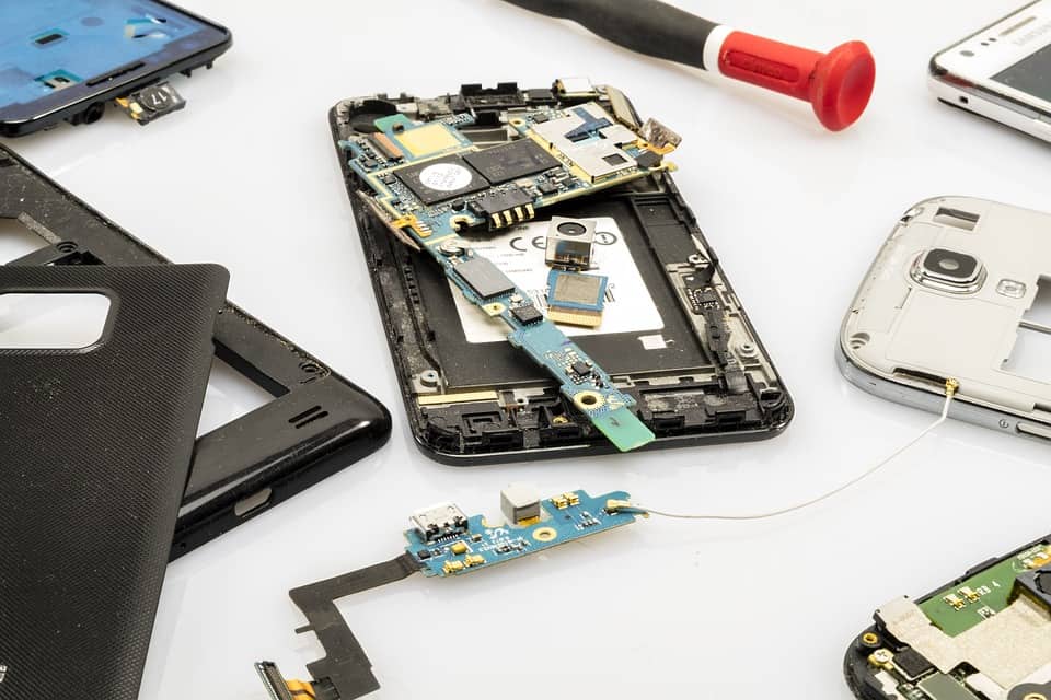 Mobile Phone Repair: Should you do it yourself or pay someone?